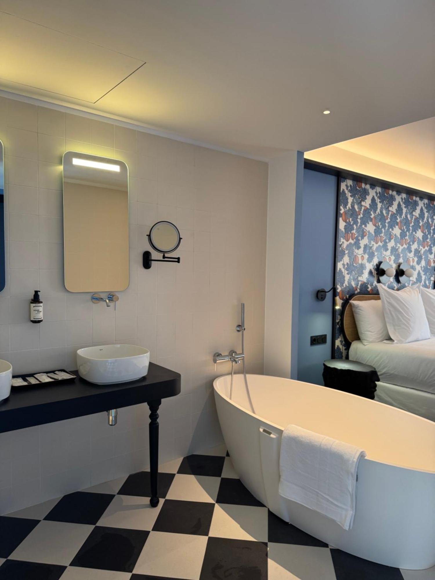 Hotel Divino & Figueres (Girona)